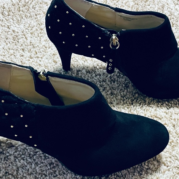 Adrienne Vittadini Black Suede Cuffed Studded Ankle Bootie stiletto 9-1/2 M EUC - Picture 4 of 16